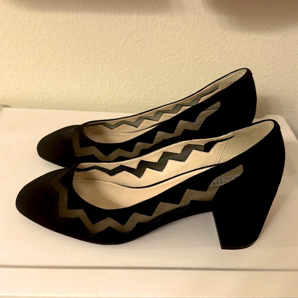 NWOB Cole Haan suede pumps with stylish cutouts. Closed Toe , sz 9